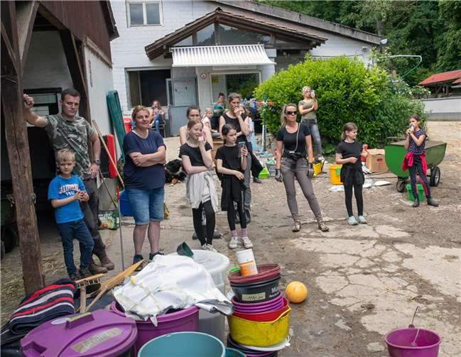 Aus der Pecher Tierscheune wird „Mein Ponyhof am Kottenforst“ Gespannt verfolgen die Kinder, Jugendlichen und Erwachsenen beim Umzug der „Pecher Kirche“, wie es mit dem Einstieg in die Transportboxen klappt.