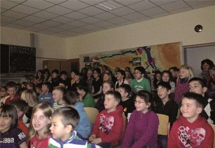 Gespannt verfolgen die Kinder das Theater auf der Puppenbühne.