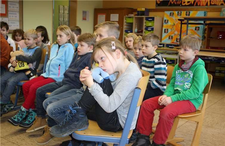 Gespannt verfolgen die Kinder den Vorlesungen durch die Gäste.privat
