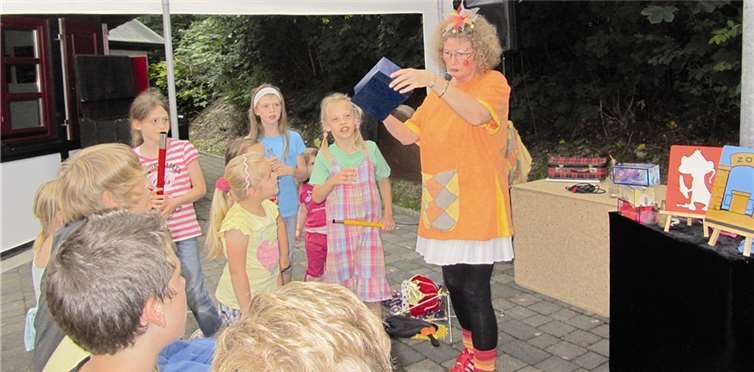 Gespannt verfolgen die Kinder die Show der Udinis beim Sommerfest. Ute Etscheid