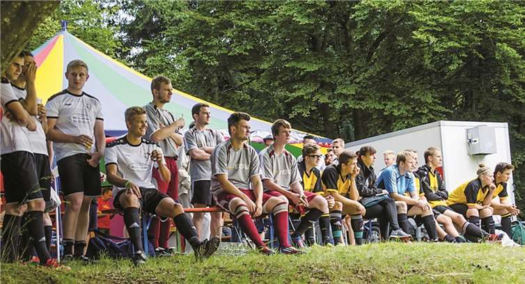 Gespannt verfolgen die anderen Mannschaften das Geschehen auf dem Platz.