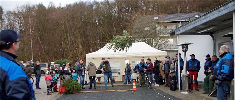 Gespannt verfolgten alle Anwesenden jeden getätigten Wurf.