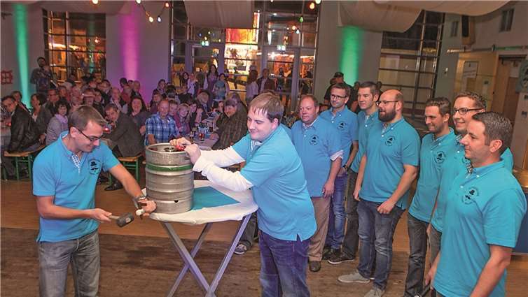 Gespannt verfolgten die Altgesellen aus Ringen-Beller in ihren blauen Shirts, ob Vorsitzender Andreas Kunze seinen ersten Fassanstich fehlerfrei über die Bühne bekommt. Er schaffte es.Jost