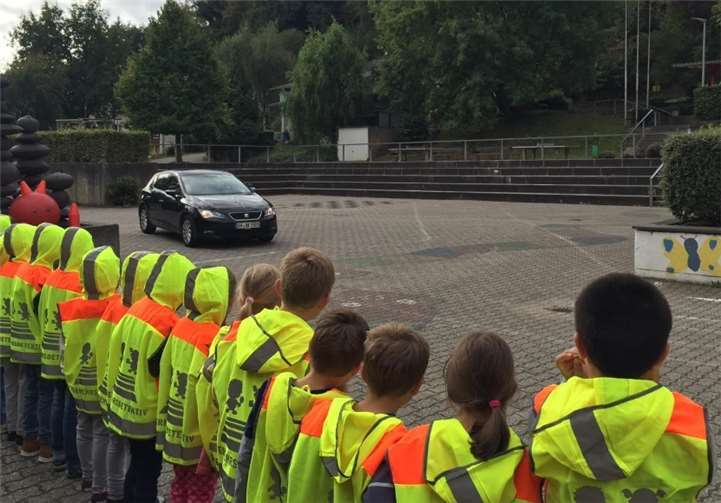Gespannt verfolgten die Kinder praktischen Vorführungen von Andreas Kritz.