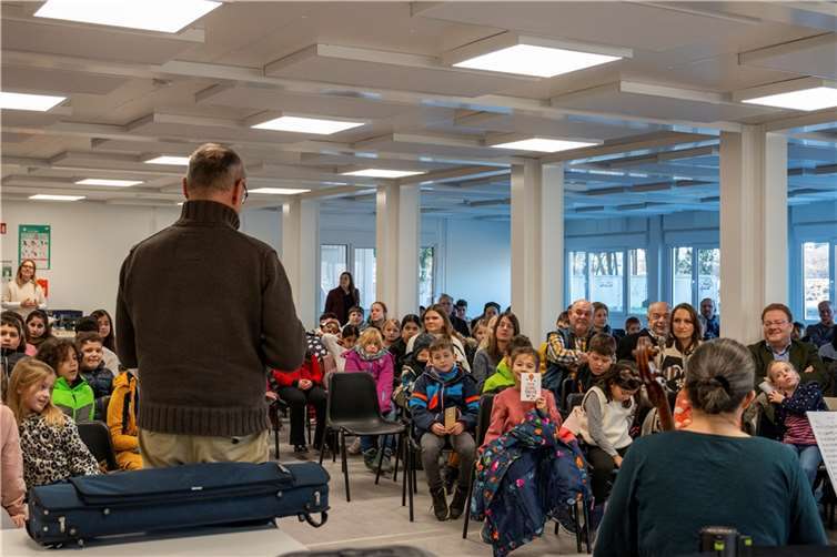 Gespannt verfolgten die Schülerinnen und Schüler den Ausführungen des SWR-Moderator Wolfram Lamparter beim Neujahrsempfang von BILA Sinzig. Foto: Jessica Janssen/ Agentur Friedsam