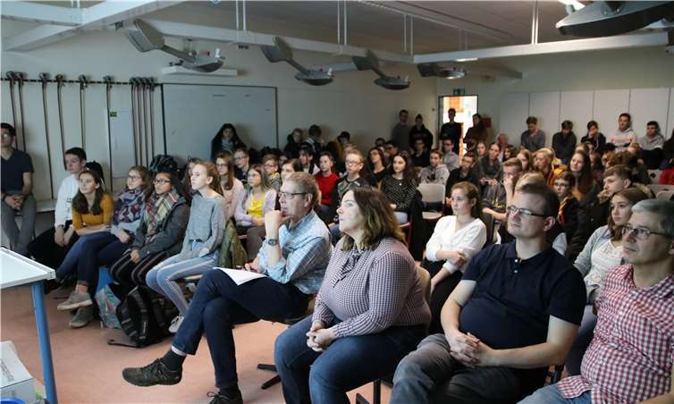 Gespannt verfolgten die Schülerinnen und Schüler die Lievschaltung zum Südpol. Fotos: Goethe-Gymnasium Bad Ems