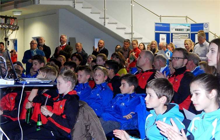 Gespannt verfolgten die Zuschauer die Überreichung von Urkunden und Sportplaketten in den unterschiedlichsten Sportarten.