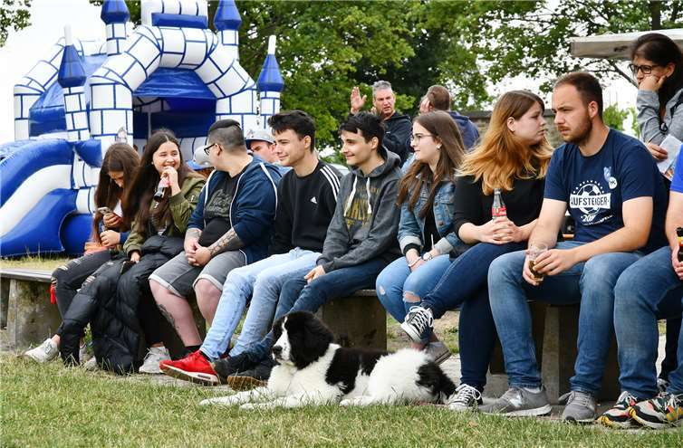 Gespannt verfolgten die Zuschauer vom Spielfeldrand aus die Begegungen des Turniers. Fotos: RASCH