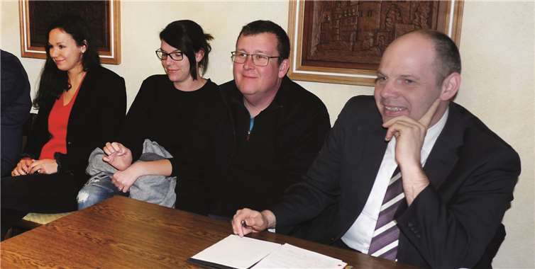 Gespannt verfolgten einige Beller Bürger den Verlauf der Sitzung. Foto: FRE