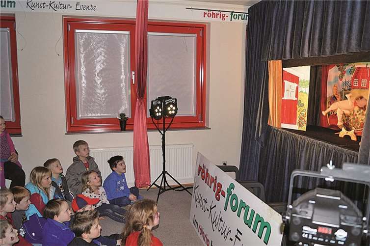 Gespannt verfolgten vor allem die kleinen Zuschauer die Marionetten, die im Musical „Findus und der Hahn im Korb“ die Hauptrolle spielen.MT