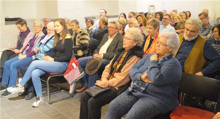 Gespannt verfolgten zahlreiche Zuhörer dasspannende Geschehen i Kardener Stiftsmuseum.