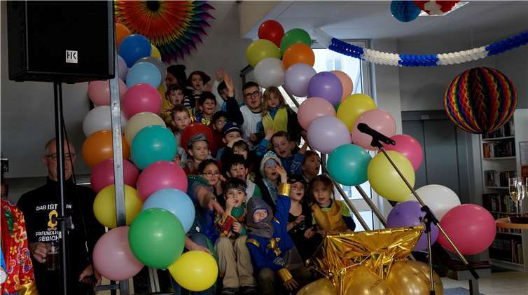 Gespannt warten die Kids des städtischen Kindergartens auf das Eintreffen der Prinzenpaare.