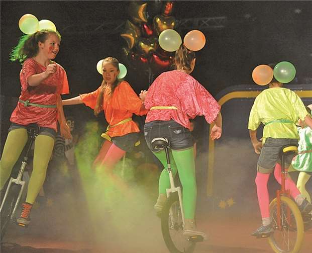 Gespannt warten die jungen Artisten auf die Premiere ihres neuen Programms „Lampenfieber“.privat