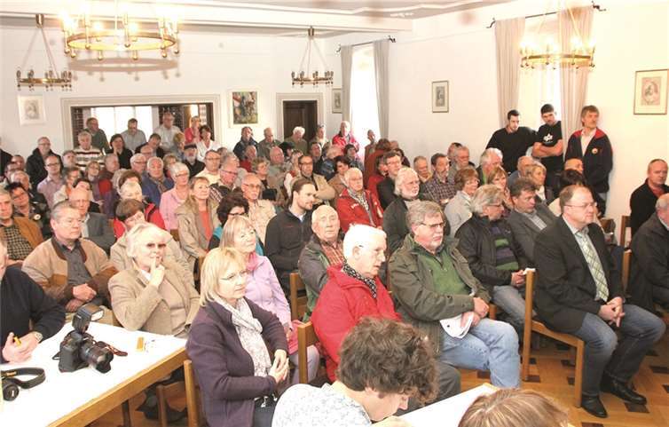 Gespannt warten die mehr als 100 anwesenden Bürger im Rittersaal auf die Beratungen im Stadtrat über dieZukunft der Windkraft in Adenau.  BÜN
