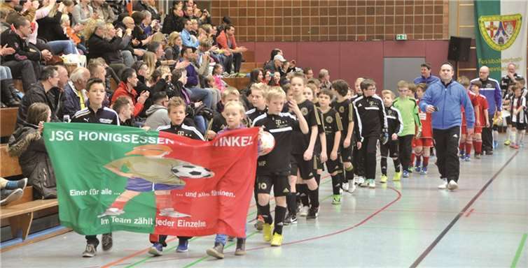 Gespannt wartete bereits das Publikum auf den Einzug der Mannschaften.