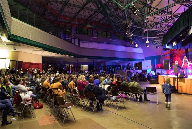 Gespannt wartete das Publikum im voll besetztenPädagogischen Zentrum auf die nächste Darbietung. Fotos: CEW