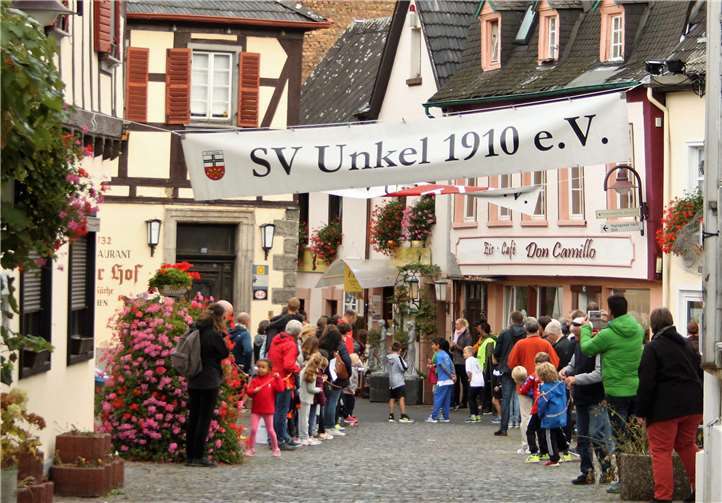 Gespannt warteten Freunde und Familie auf die tapferen Läufer. Fotos: KBL