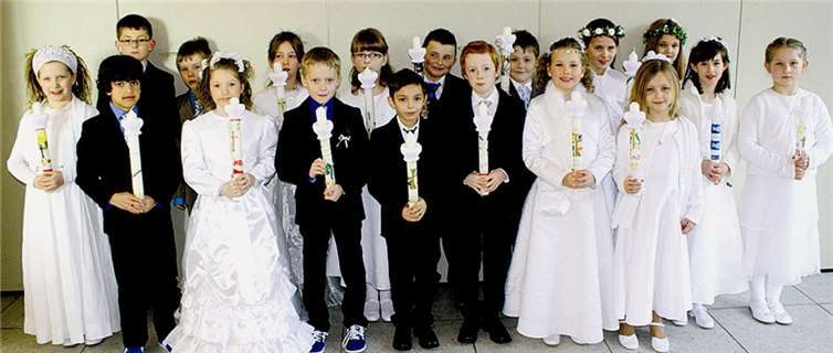 Gespannt warteten die 18 Kinder im Pfarrheim mit ihren Taufkerzen auf die Ankunft des Pfarrers.  DL