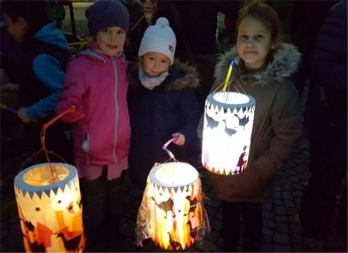 Gespannt warteten die Kinder mit ihren selbstgebastelten Laternen auf den Beginn des Martinszuges.