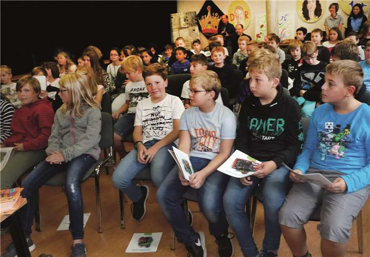Gespannt warteten die Schülerinnen und Schüler derRealschule plus Niederzissen auf den Beginn der Lesung.