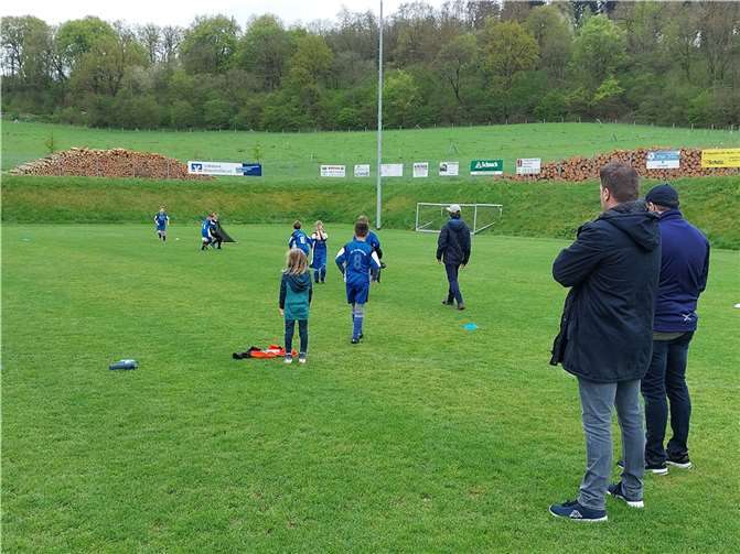 Gespannt wird das Treiben der F-Junioren beim Funino-Treffen auf dem Bassenheimer Rasenspielfeld beobachtet.  Foto: privat