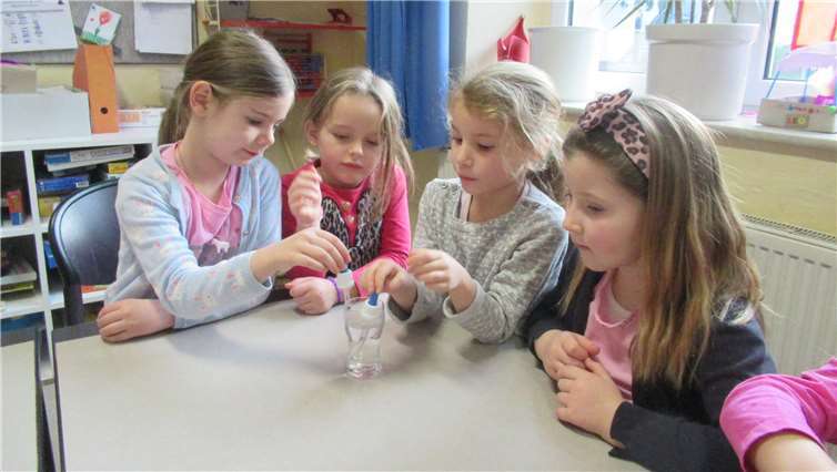 Gespannt wirkten die Erstklässler und zukünftigen Schulkinder an verschiedenen Experimenten mit.