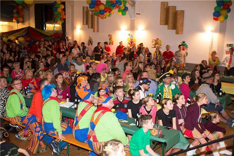 Gespannte Gesichter im Saal bei so manchen akrobatischen Einlagen der Tanzgruppen.