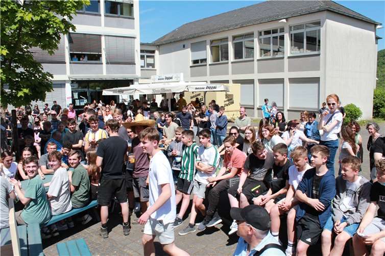 Gespanntes Publikum bei der Verlosung auf dem Schulhof des MvCG.