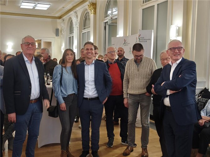 Gespanntes Warten auf das Endergebnis.