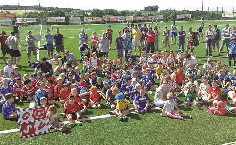 Gespanntes Warten auf die Teilnehmerehrung. privat