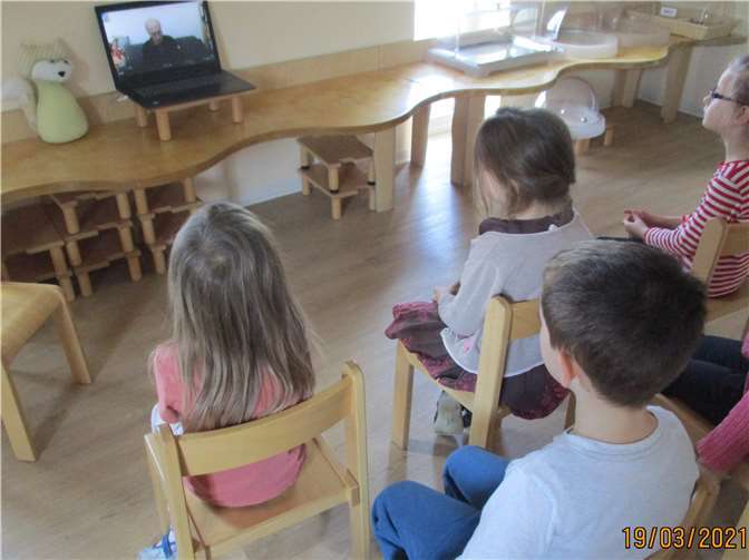 Gespanntes Zuhören beim virtuellen Vorlesen. Fotos: privat