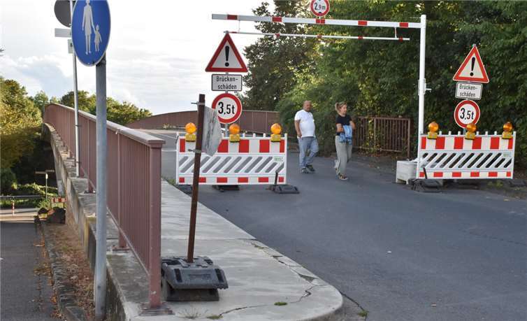 Gesperrt für Fahrzeuge über 3,5 Tonnen ist die Bahnüberführung der Bendorfer Rheinstraße.