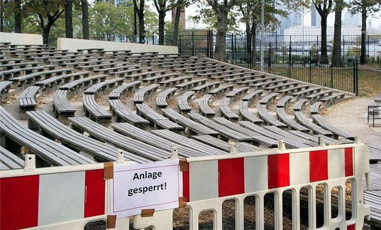 Gesperrte Plätze und ausgefallene Veranstaltungen führten bislang zu erheblichen Einbußen. Ein Sonderfond der Landesregierung will hier einspringen.Foto: pixabay.com