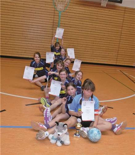 Gespielt haben (von vorne): Veronika, Kiara, Jana (verdeckt), Anna, Carolina, Kim, Lena, Laurien und Nele.