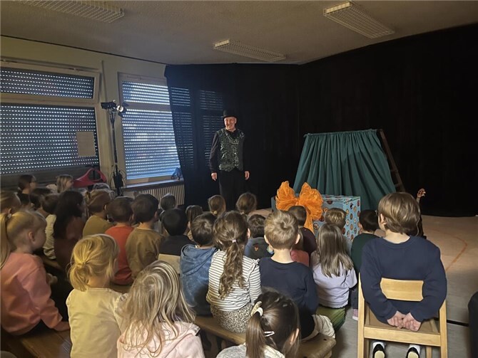 Gespielt wurde das Stück „Der Dachs hat heute schlechte Laune“, nach dem Bilderbuch von Moritz Petz und Amelie Jackowski – eine fröhliche Tiergeschichte für Kinder ab drei Jahren. Foto: KiTa Landkern