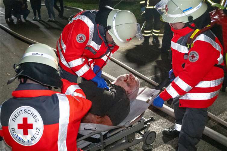 Gespielte Szene mit Versorgung des Schwerverletzten durch Sanitäter