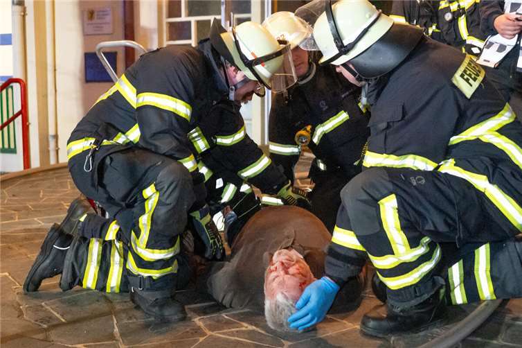 Gespielte Szene nach Bergung von schwerstverletzter Person