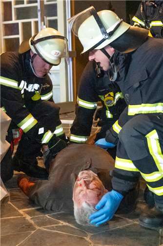 Gespielte Szene nach Bergung von schwerstverletzter Person