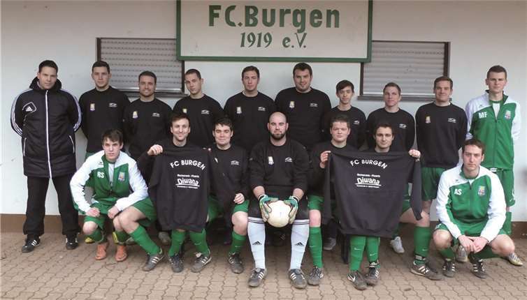 Gesponsert von "Restaurante-Pizzeria Diwana" aus Burgen konnten neue Sweatshirts zum Warmmachen für die 1. Mannschaft besorgt werden. privat