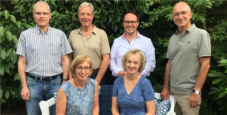 Gespräch im Freien: Oliver Krauß, Katja Kroeger, Norbert Röttgen, Joachim Kühlwetter, Ariane Stech und Bert Spilles (v. l.).privat