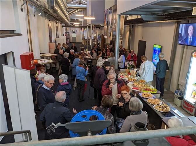 Gespräch und köstliche Leckereien beim Empfang von donum vitae. Foto: Karl-Heinz Boll