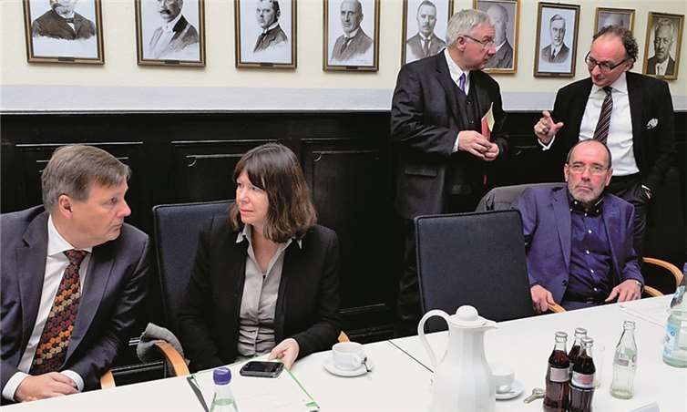 Gespräche im Rahmen der Hochwassertagung in Koblenz (v. l.): Ulrich Kleemann, Ministerin Ulrike Höfken, Koblenzer Oberbürgermeister Prof. Dr. Joachim Hofmann-Göttig, der Koblenzer Baudezernent Martin Prümm und Achim Hütten, Oberbürgermeister von Andernach.