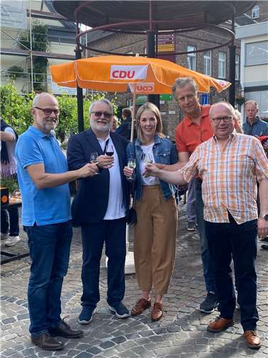 Gespräche in geselliger Runde führten (v.l.) CDU-Fraktionsvorsitzender Alfons Mußhoff, Parteivorsitzender Wolfgang von Keitz, die Landtagsabgeordnete Ellen Demuth, der Stv. Parteivorsitzender Knut von Wülfing und der Bruchhausener Ortsbürgermeister Markus Fischer.  Foto: privat