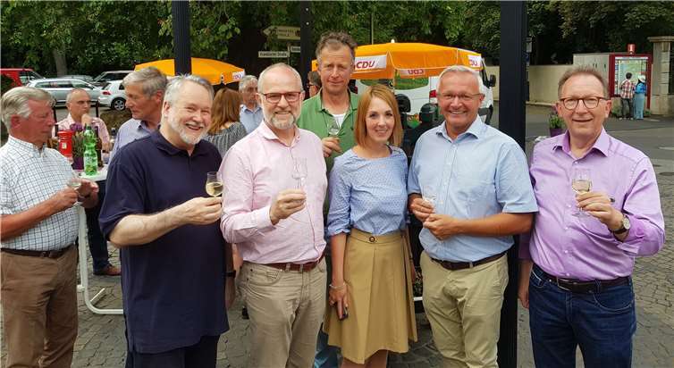 Gespräche in geselliger Runde führten (v.li.) Wolfgang von Keitz, Alfons Mußhoff, Knut von Wülfing, Ellen Demuth MdL, Landrat Achim Hallerbach und Erwin Rüddel MdB.Privat