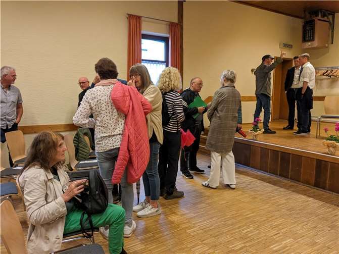 Kreis Ahrweiler: Bemühungen zum Hochwasserschutz reichen nicht aus Gespräche nach der Podiumsdiskussion. Foto: ks