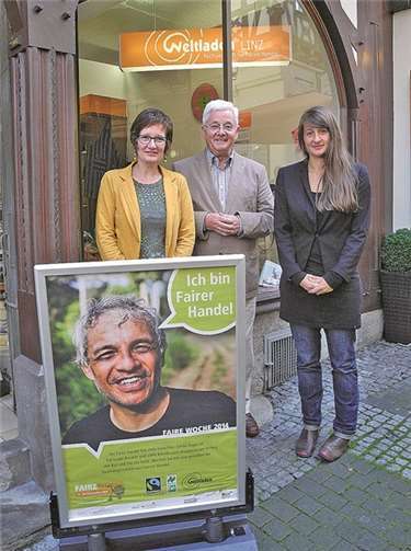 Gesprächspartner für den Themenbereich des Fairen Handels waren für die Teilnehmer der Pressekonferenz, zu der vom Weltladen aus Anlass der Fairen Woche 2014 eingeladen worden war, die Fair-Handels-Beraterin Nina Labode (r.) vom Entwicklungspolitischen Landesnetzwerk Rheinland-Pfalz in Mainz (ELAN) sowie die stellv. Vorsitzende des Vereins Eine-Welt Linz , Annette Förster, und Vorsitzender Hans-Joachim Schmitz. privat