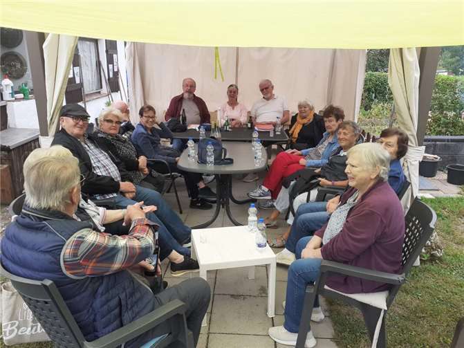 LützelTreff 60plus besucht die größte Gartenanlage im nördlichen Rheinland-Pfalz Gesprächsrunde des LützelTreff 60plus in der Gartenanlage „Sonnenland“. Foto: LützelAktiv e.V.