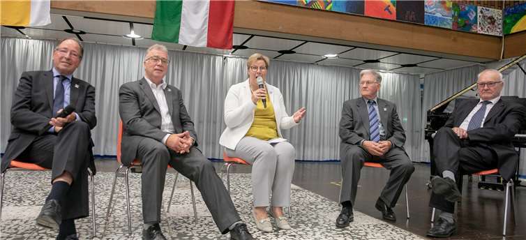 Gesprächsrunde mit den ehemaligen Bürgermeistern Wilfried Hein und Eckhard Maack sowie den Gründungs-Gemeinderäten Hans Kempen und Fritz Rosenbaum unter der Leitung von Bürgermeisterin Petra Kalkbrenner brachte so manche Anekdote aus fünf Jahrzehnten als Tageslicht.