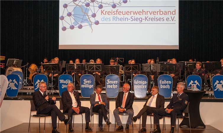 Gesprächsrunde zum Thema Respekt gegenüber Einsatzkräften mit (v.l.n.r.) Kreisbrandmeister Dirk Engstenberg, Landrat Sebastian Schuster, Bürgermeister der Stadt Hennef Klaus Pipke, Moderator Ralf Rohrmoser-von Glasow, NRW-Innenminister Herbert Reul, Leitender Polizeidirektor Günter BrodeßerCopyright: Udo Schumpe