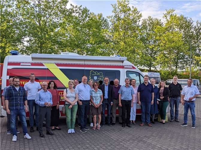 Gesprächsteilnehmer und CDU-Kreistagsfraktion dokumentierten den Besuch mit einem gemeinsamen Bild vor dem Einsatzleitfahrzeug des Westerwaldkreises. Quelle: CDU-Kreistagsfraktion